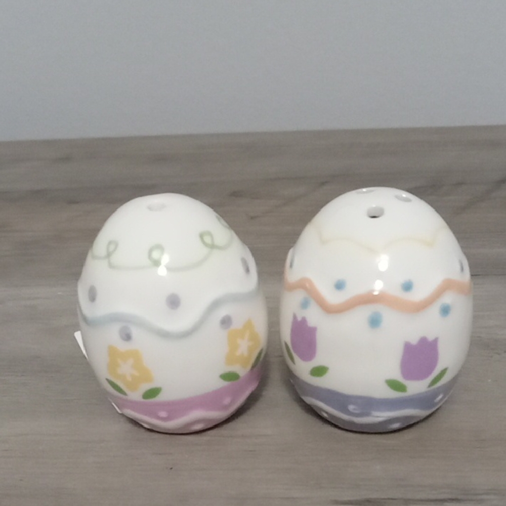Cracker Barrel Easter Egg Salt & Pepper